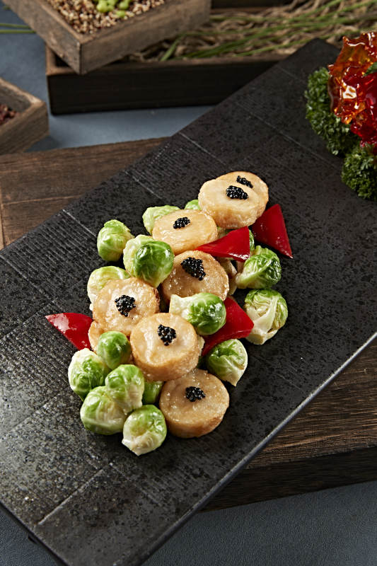 迷你甘蓝煎带子配鱼子酱图片