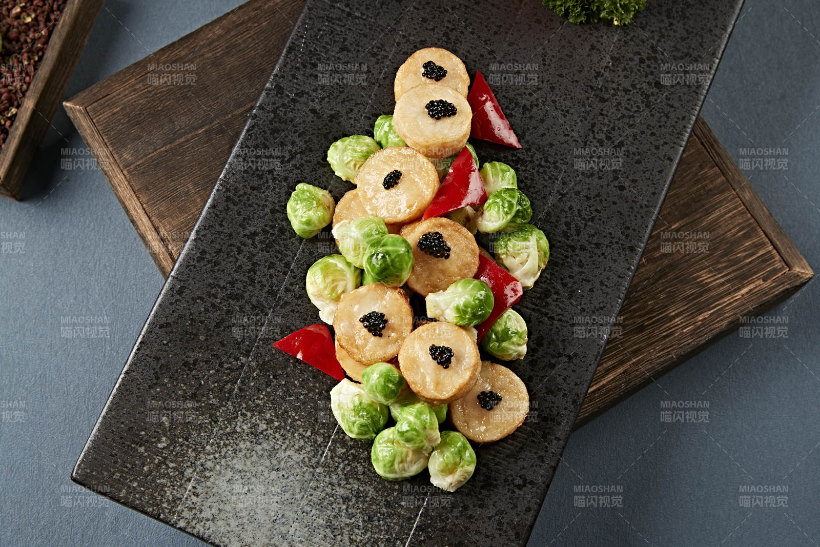 迷你甘蓝煎带子配鱼子酱图片