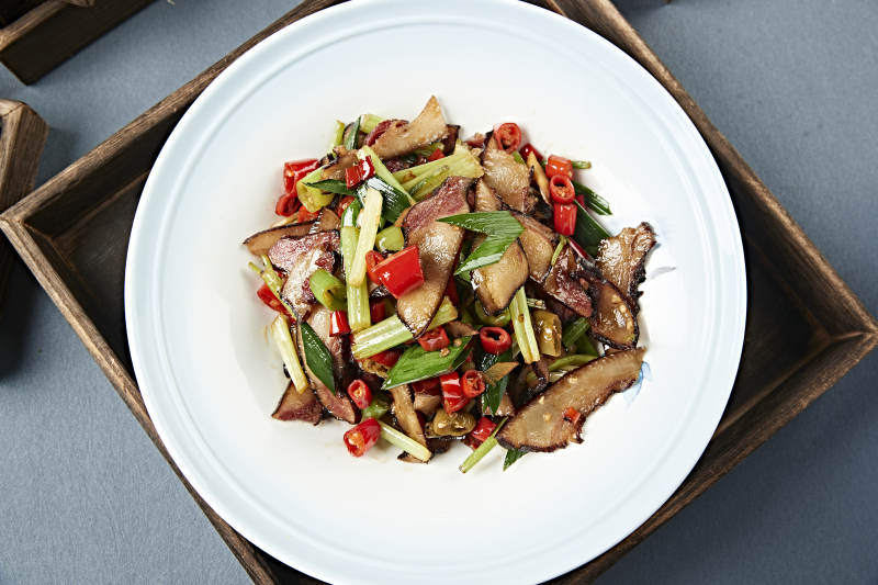 米椒蒜苗炒湘味腊肉片图片