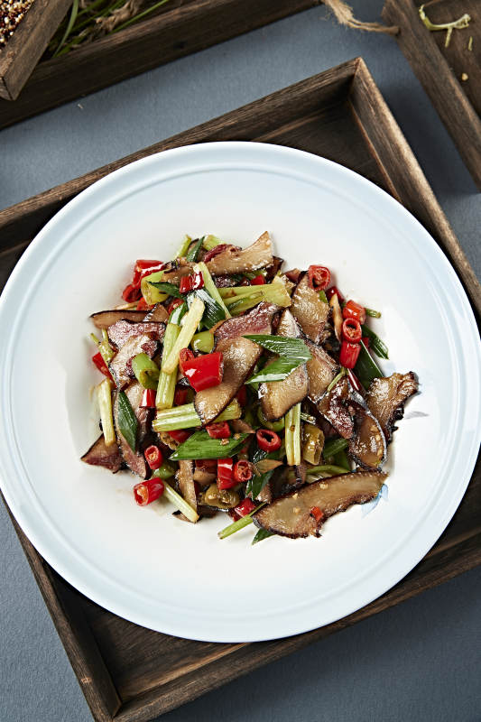 米椒蒜苗炒湘味腊肉片图片