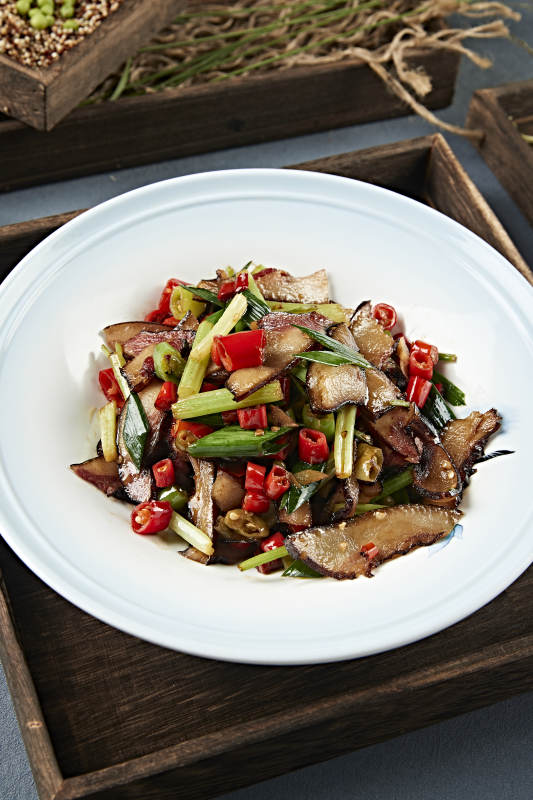 米椒蒜苗炒湘味腊肉片图片