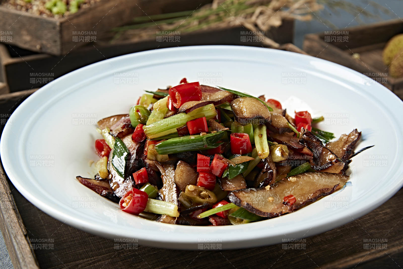 米椒蒜苗炒湘味腊肉片图片