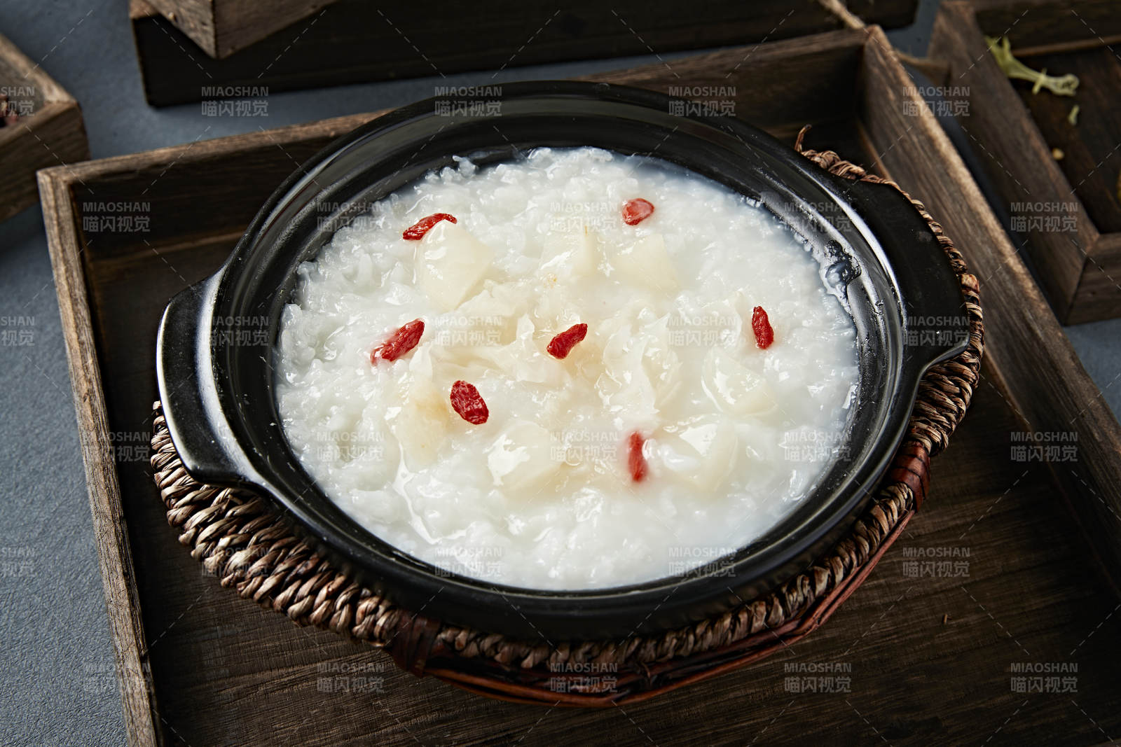 砂锅生滚银耳枸杞粥图片