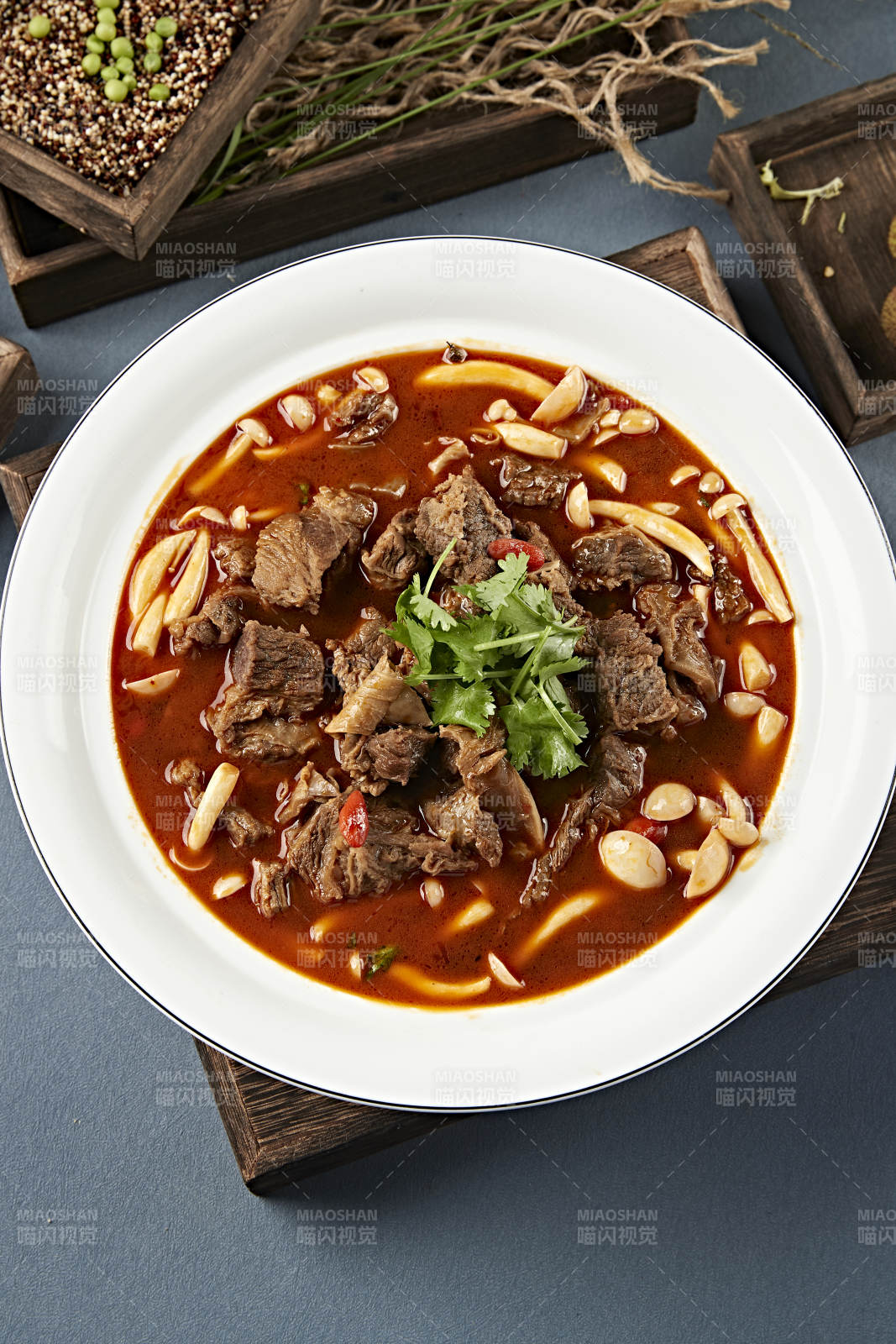 番茄汤海鲜菇炖牛腩图片
