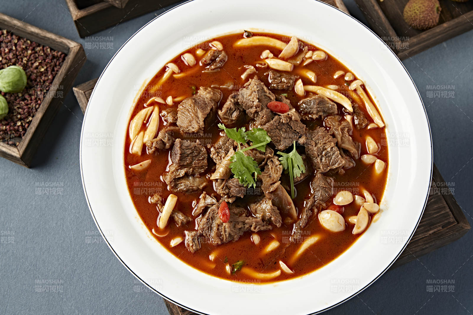 番茄汤海鲜菇炖牛腩图片