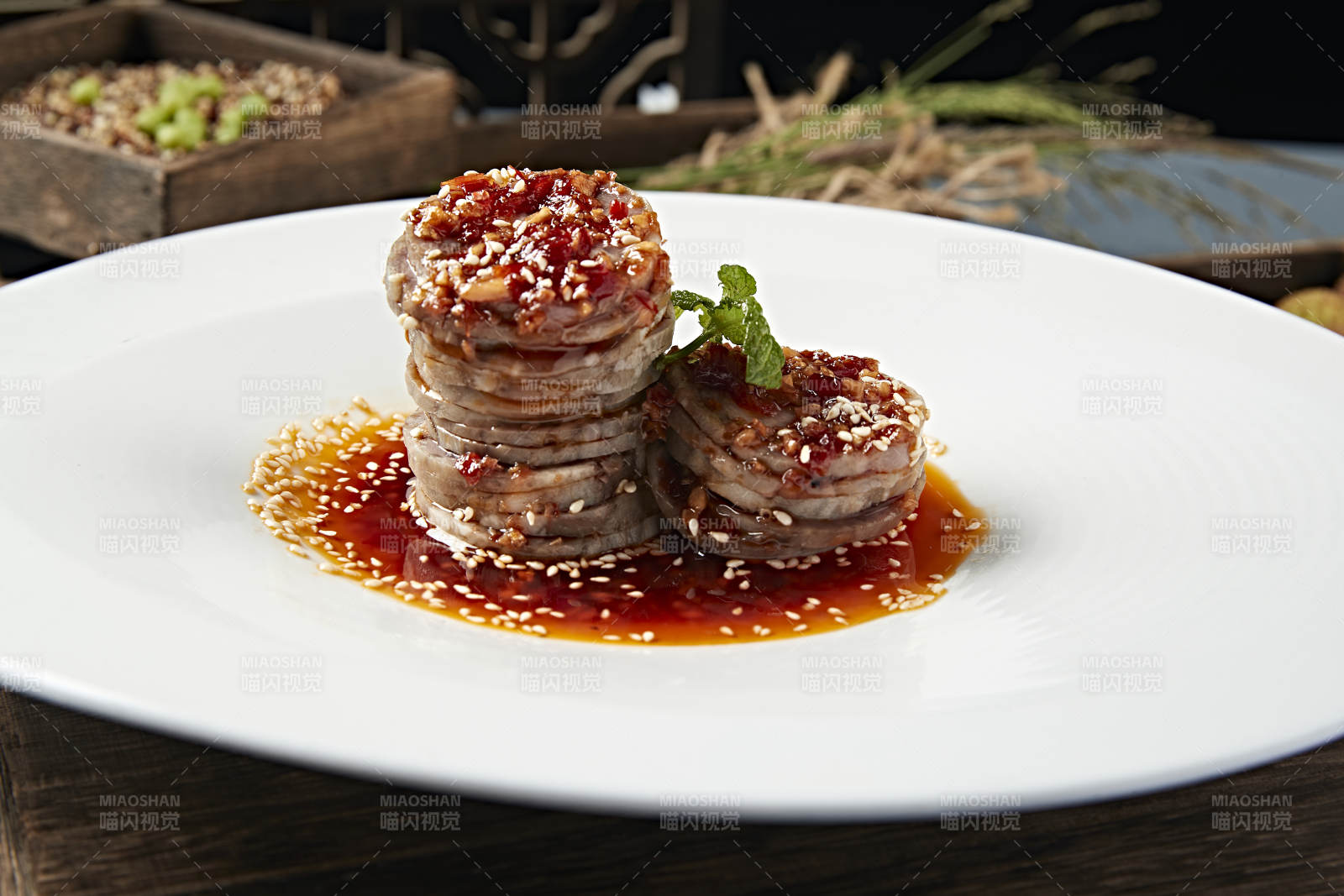 精美凉菜红油辣酱肘花切片图片