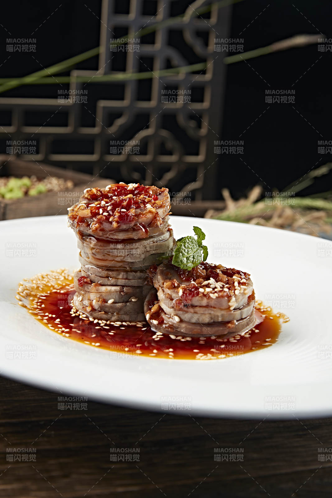 精美凉菜红油辣酱肘花切片图片