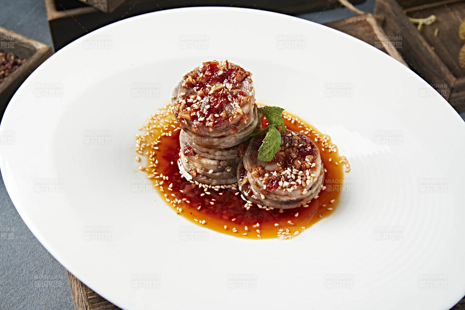 精美凉菜红油辣酱肘花切片图片