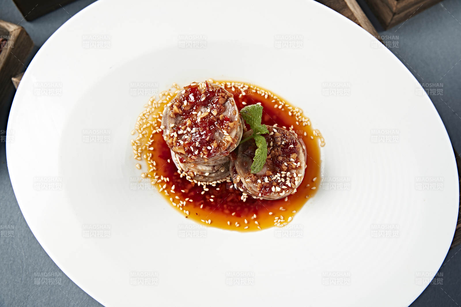 精美凉菜红油辣酱肘花切片图片