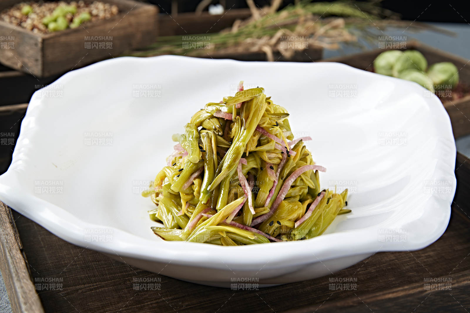 美味凉菜心里美萝卜丝拌鲜黄花菜图片