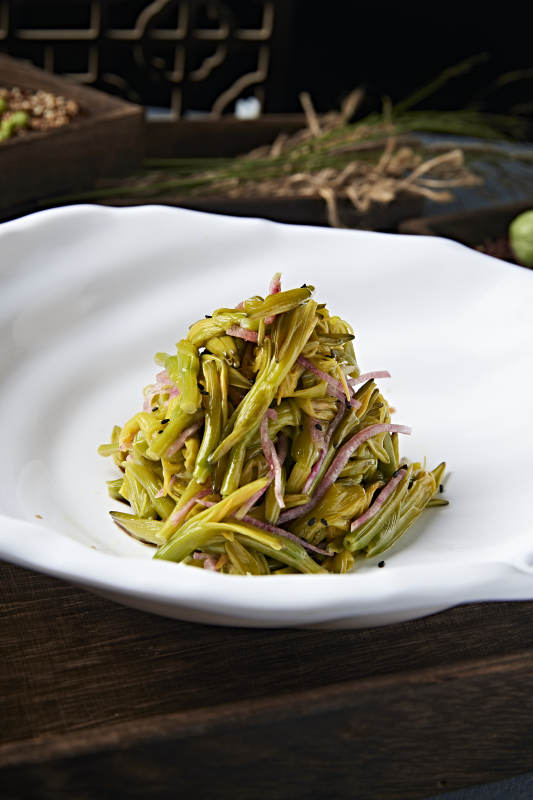 美味凉菜心里美萝卜丝拌鲜黄花菜图片