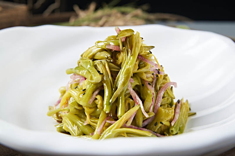 美味凉菜心里美萝卜丝拌鲜黄花菜图片