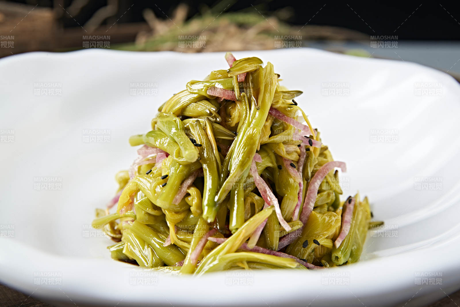 美味凉菜心里美萝卜丝拌鲜黄花菜图片