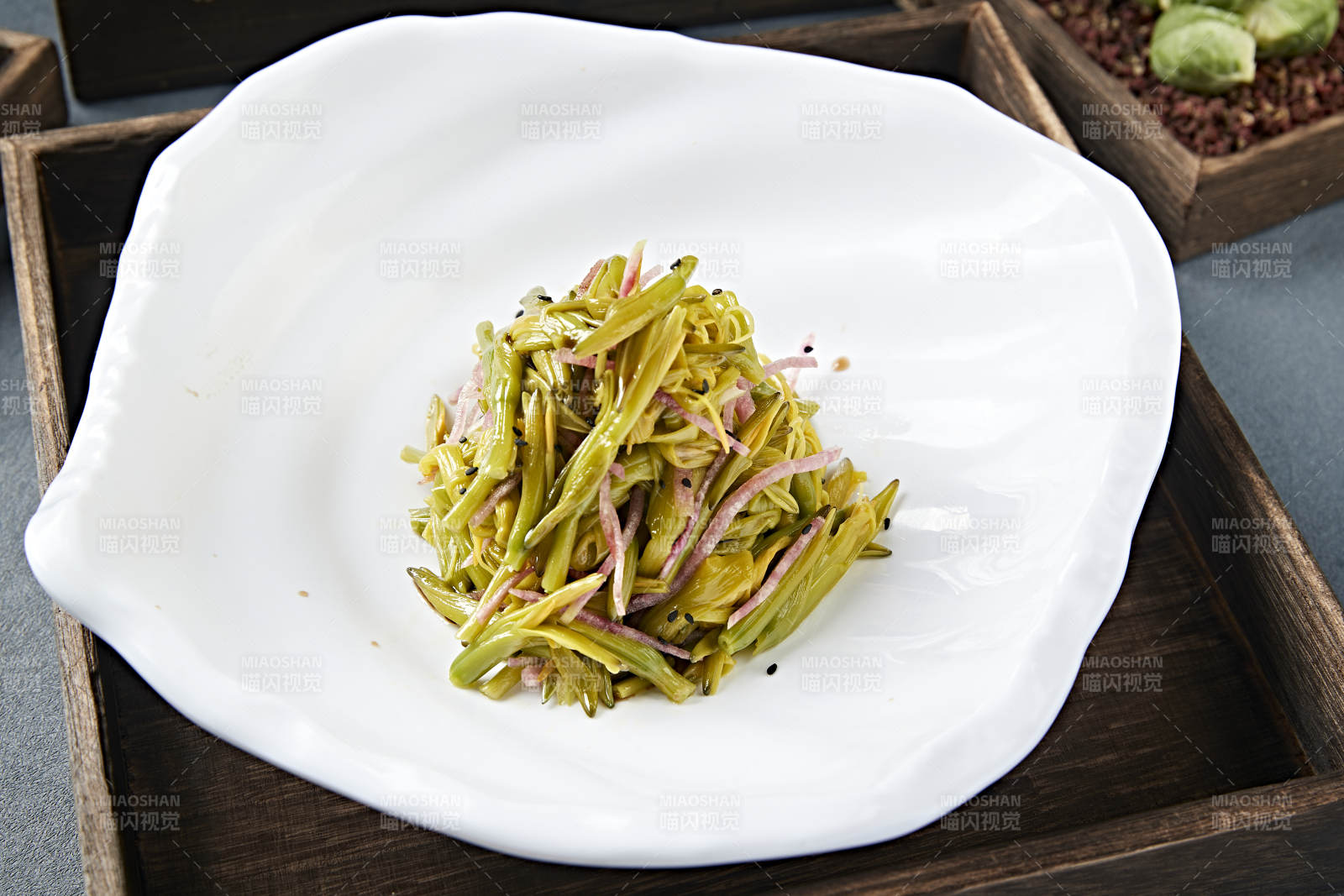 美味凉菜心里美萝卜丝拌鲜黄花菜图片