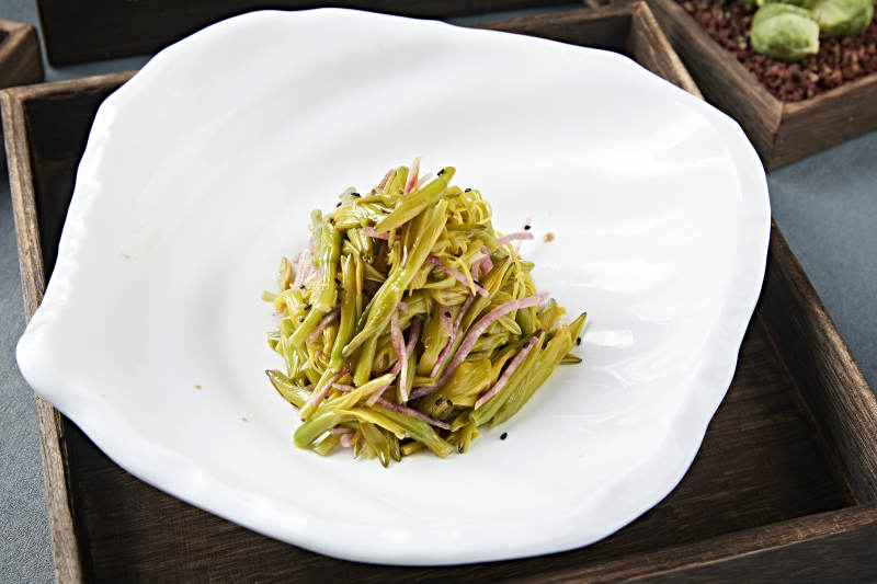 美味凉菜心里美萝卜丝拌鲜黄花菜图片