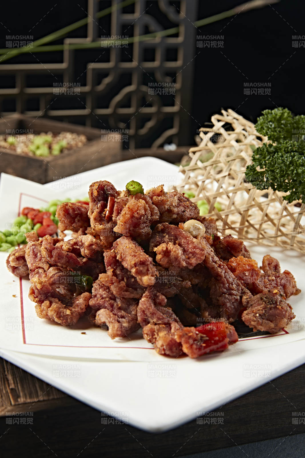 自然辣椒花生米干炸羊肉粒图片