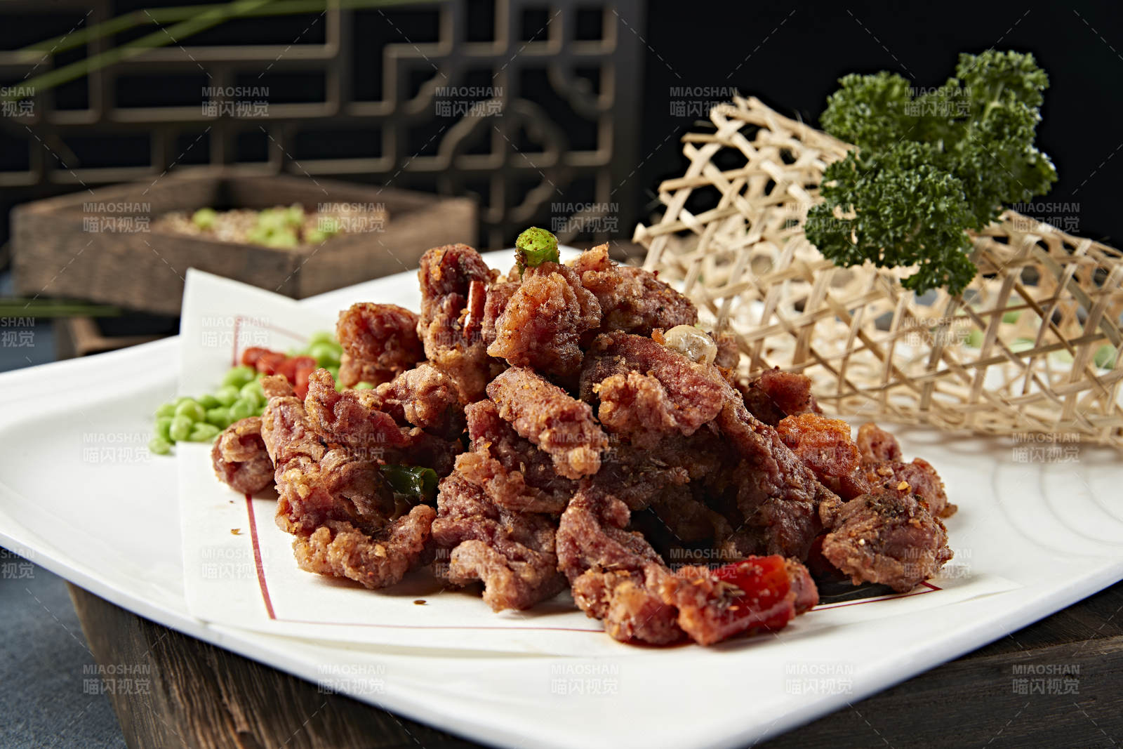 自然辣椒花生米干炸羊肉粒图片