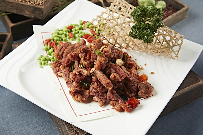 自然辣椒花生米干炸羊肉粒图片