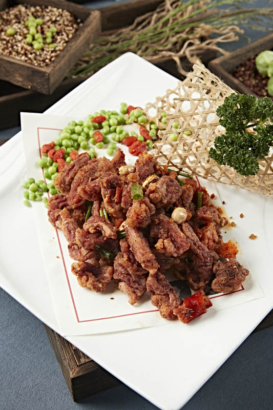 自然辣椒花生米干炸羊肉粒图片