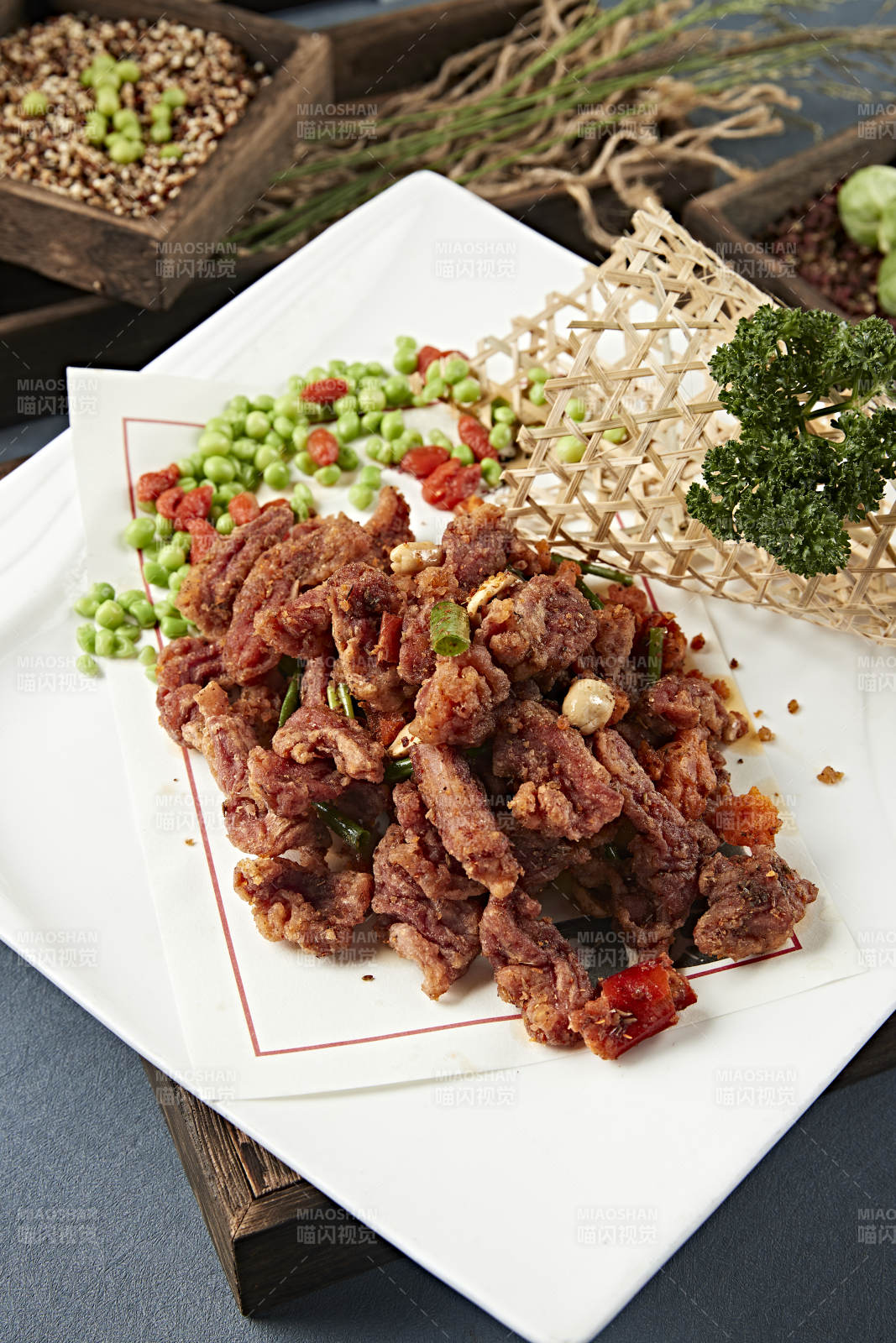 自然辣椒花生米干炸羊肉粒图片