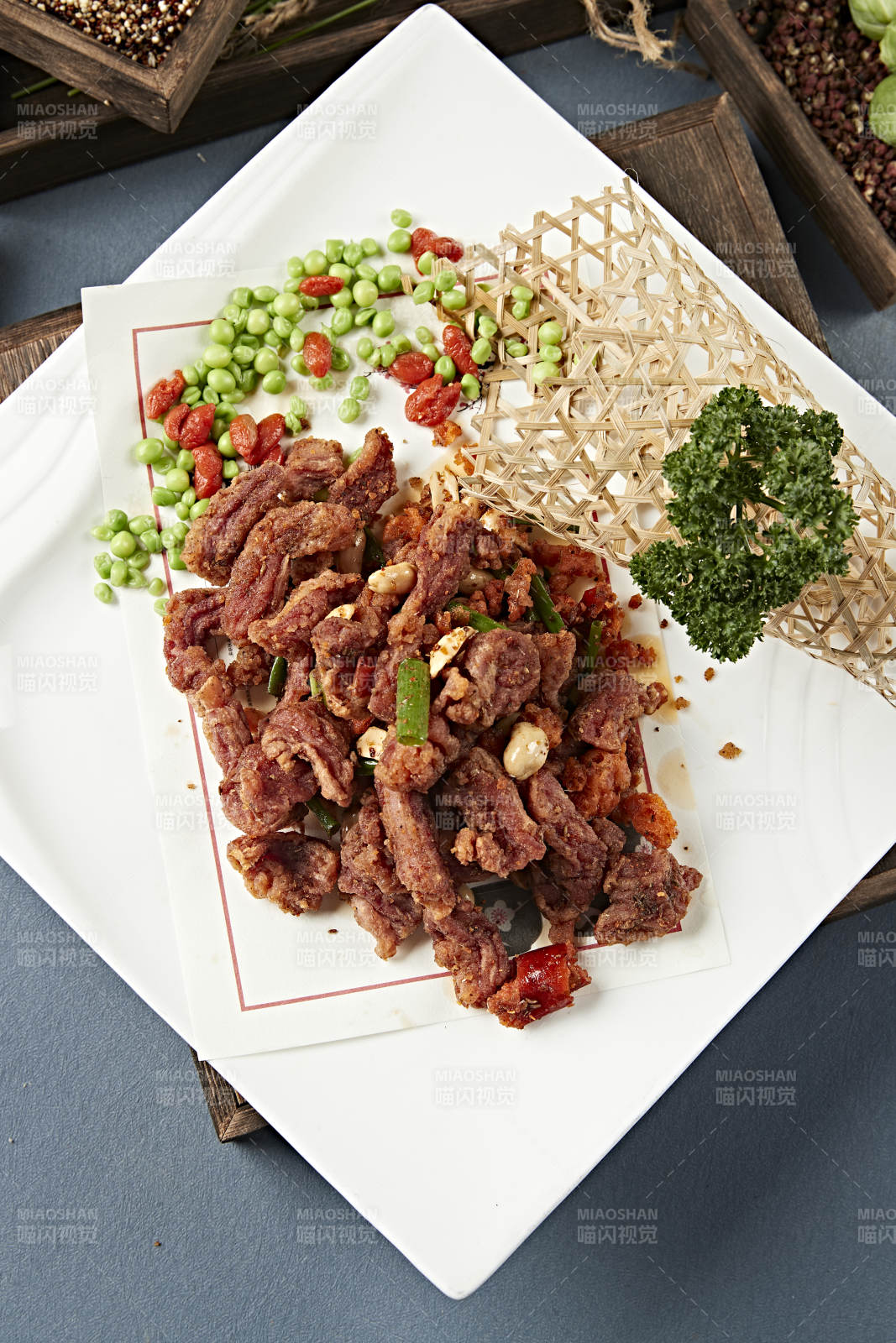 自然辣椒花生米干炸羊肉粒图片