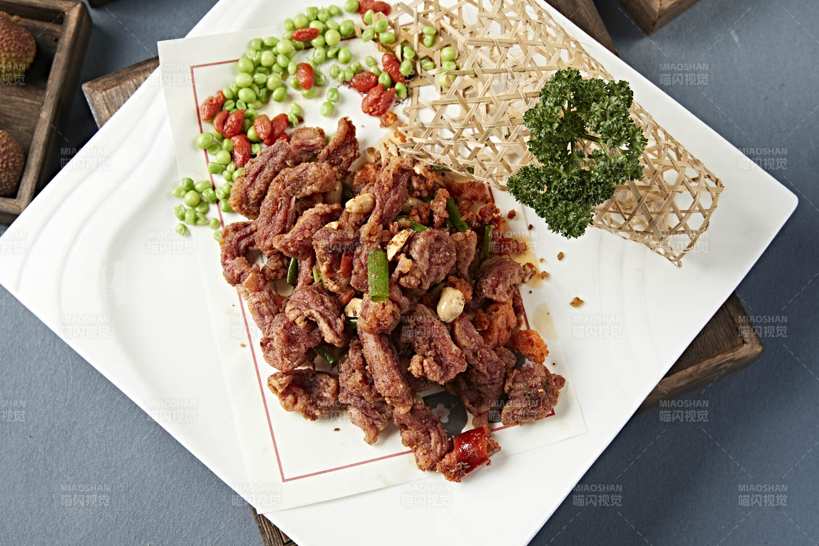 自然辣椒花生米干炸羊肉粒图片