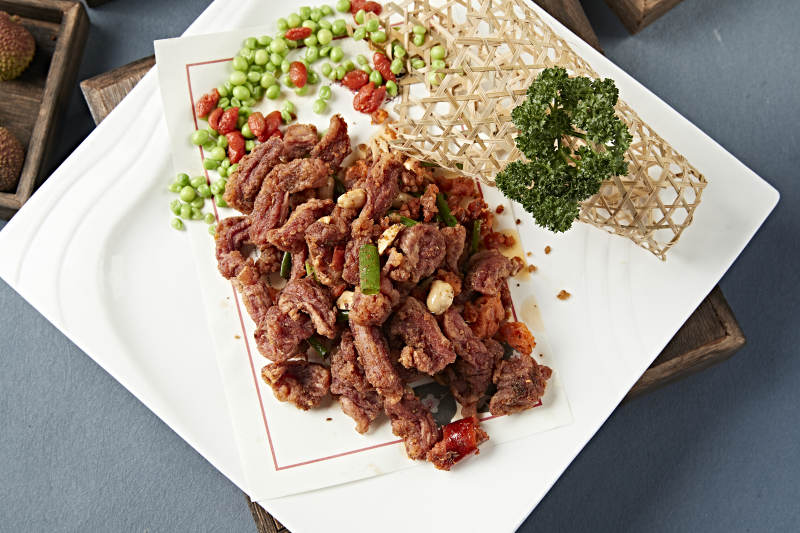 自然辣椒花生米干炸羊肉粒图片