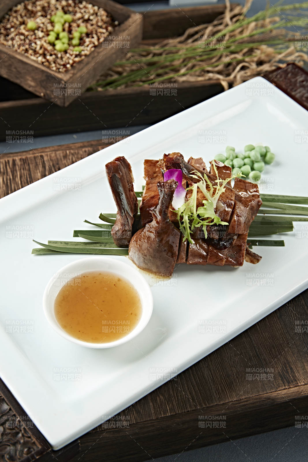 港式茶餐酱香叉烧鸭图片