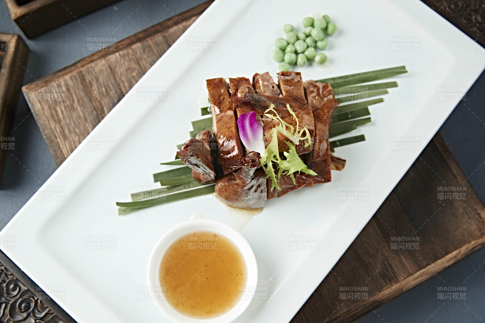 港式茶餐酱香叉烧鸭图片