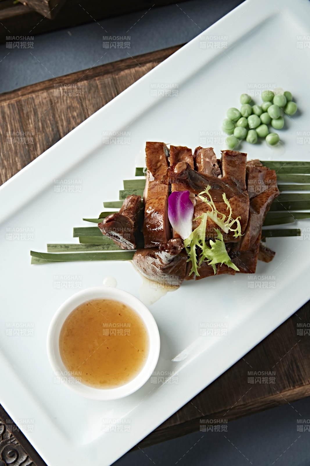 港式茶餐酱香叉烧鸭图片