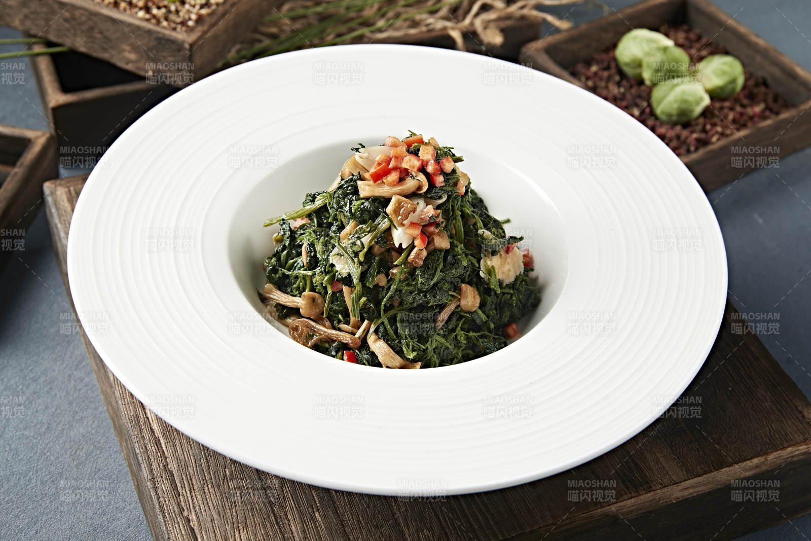 美味凉菜彩椒粒杏仁山珍菌拌蒲公英图片