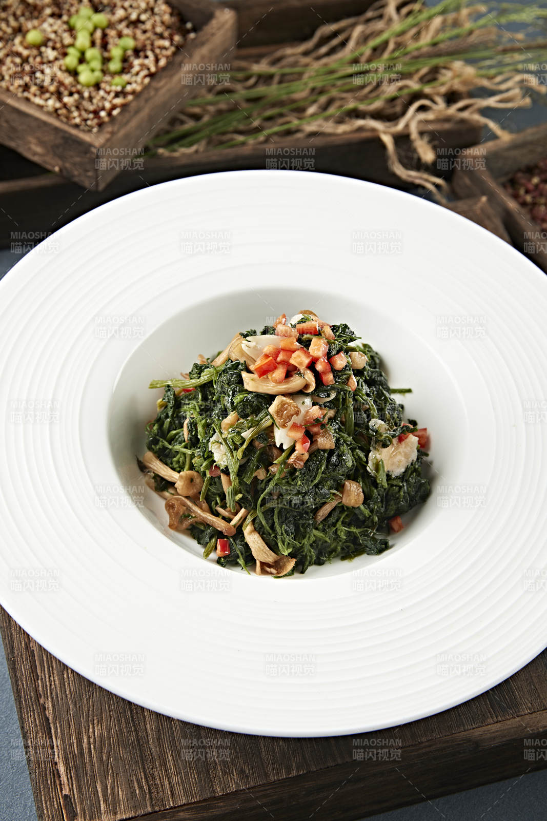 美味凉菜彩椒粒杏仁山珍菌拌蒲公英图片