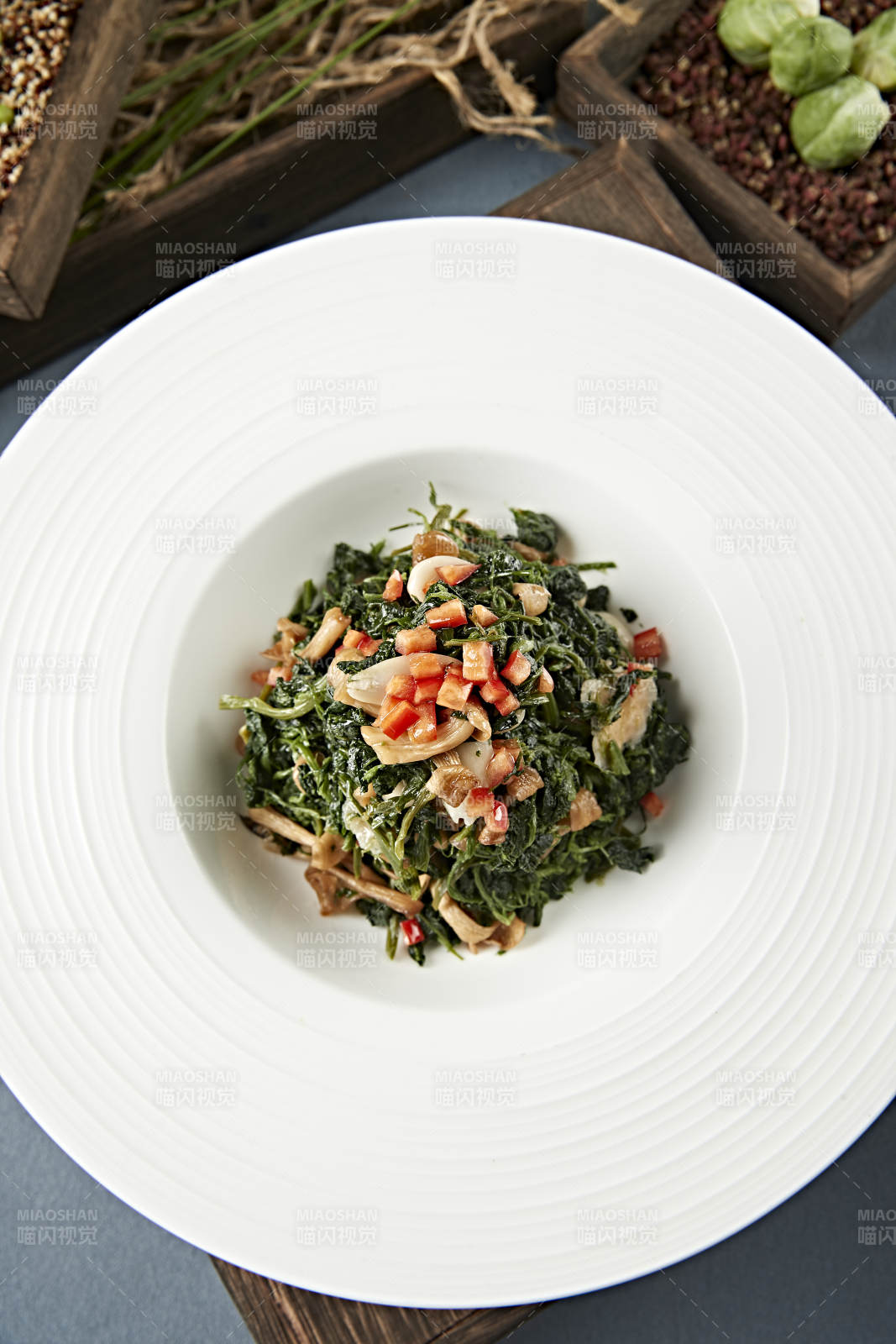 美味凉菜彩椒粒杏仁山珍菌拌蒲公英图片