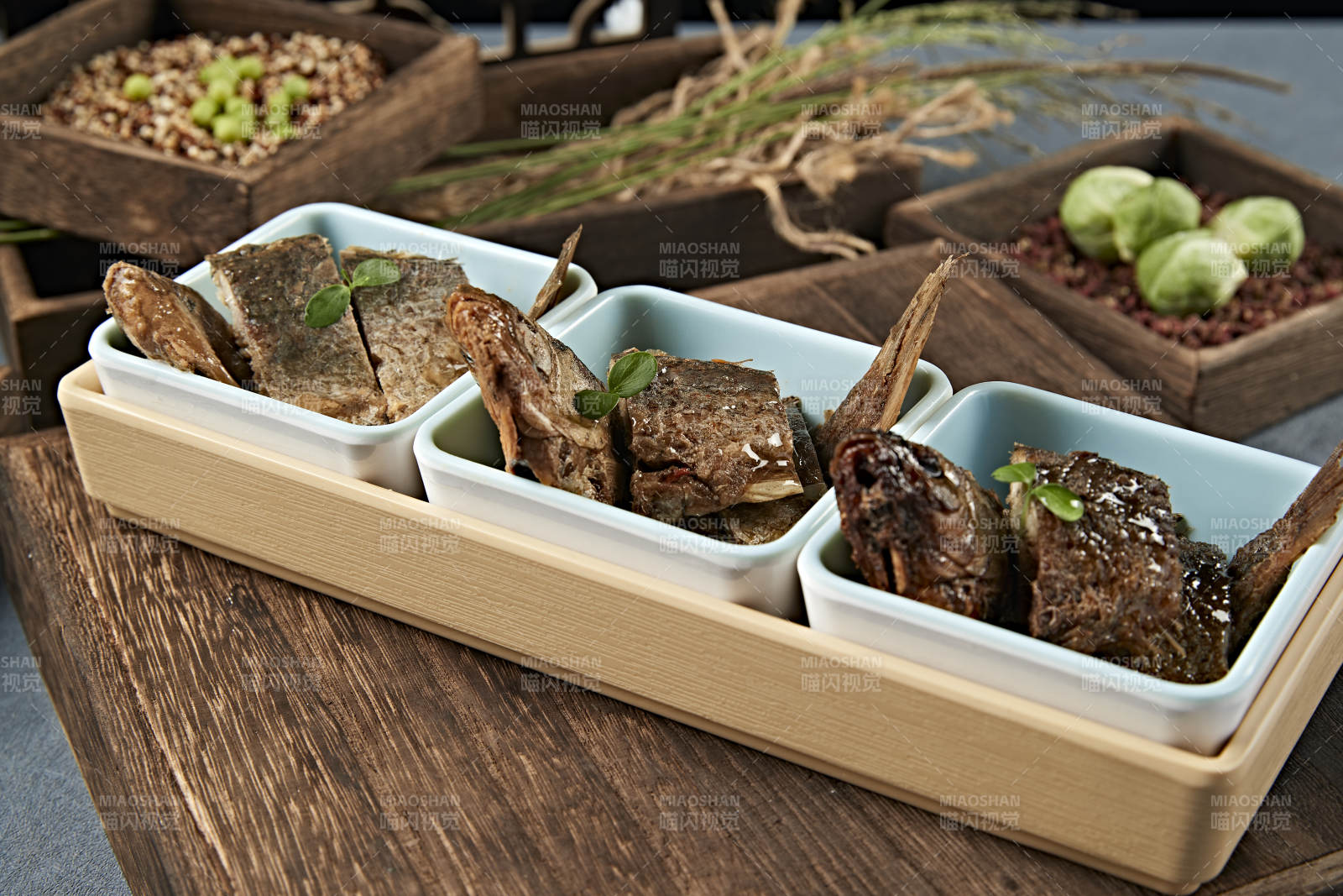 精美凉菜香酥野生高背鲫鱼图片