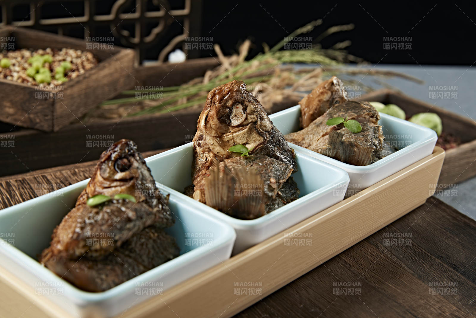 精美凉菜香酥野生高背鲫鱼图片