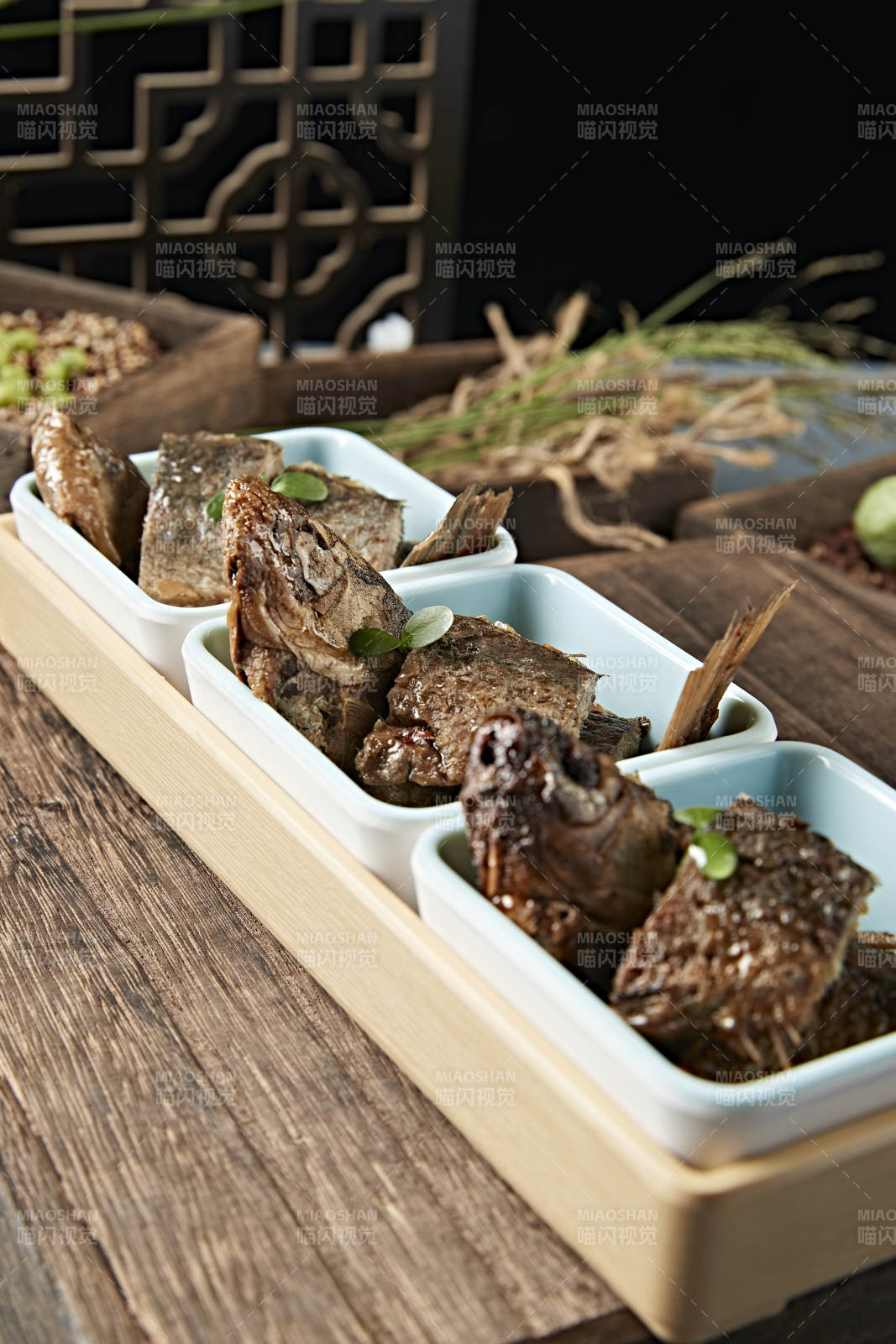 精美凉菜香酥野生高背鲫鱼图片