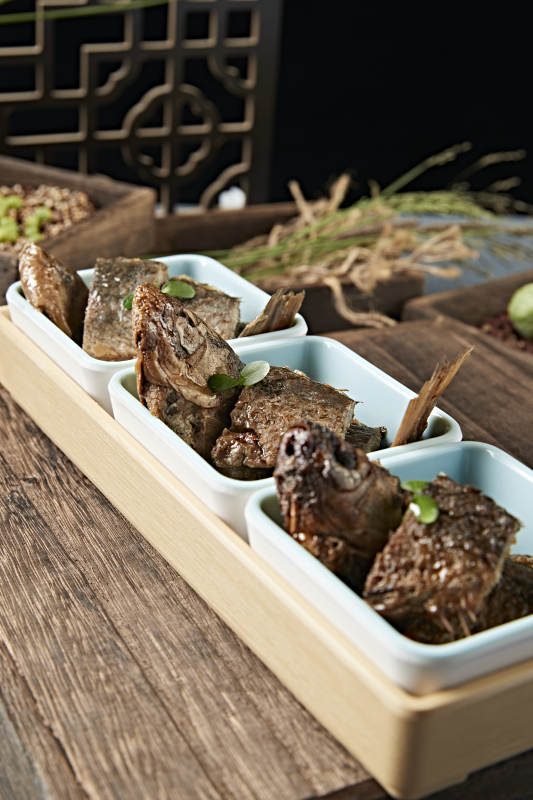 精美凉菜香酥野生高背鲫鱼图片