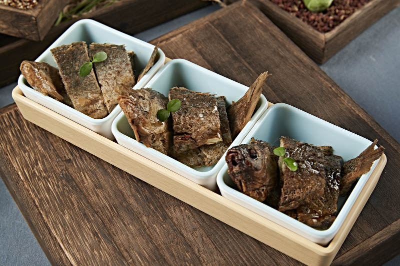 精美凉菜香酥野生高背鲫鱼图片