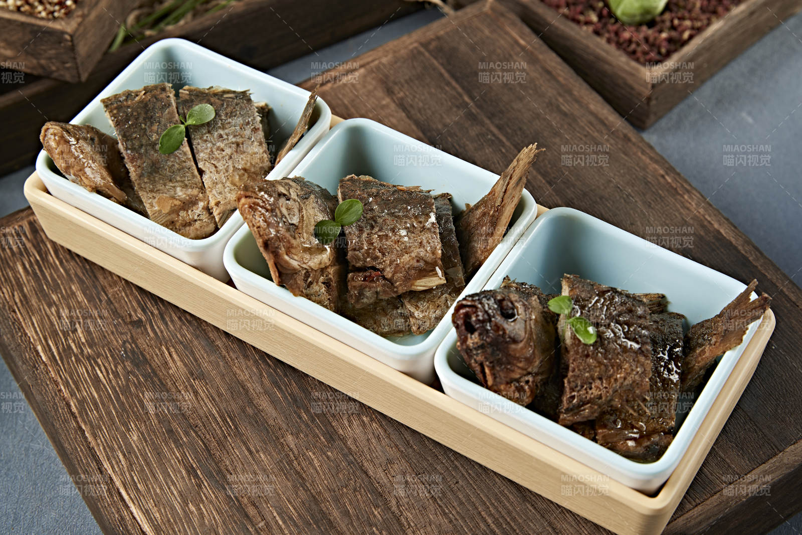 精美凉菜香酥野生高背鲫鱼图片