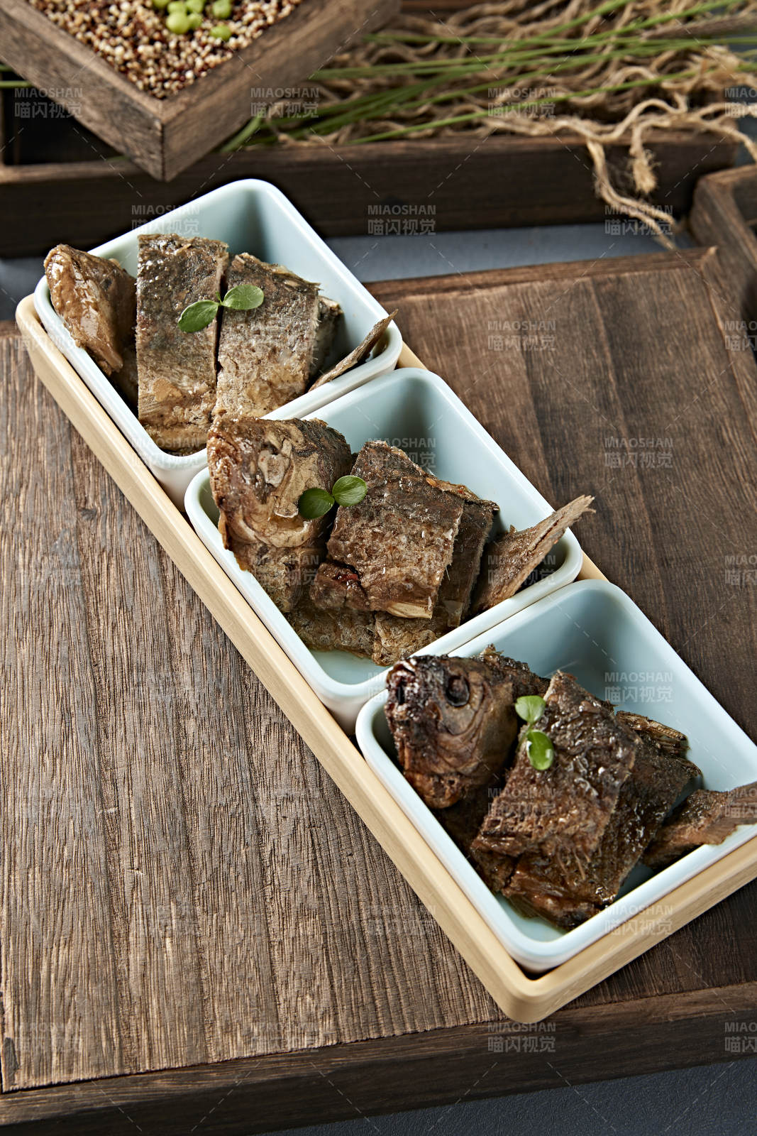 精美凉菜香酥野生高背鲫鱼图片