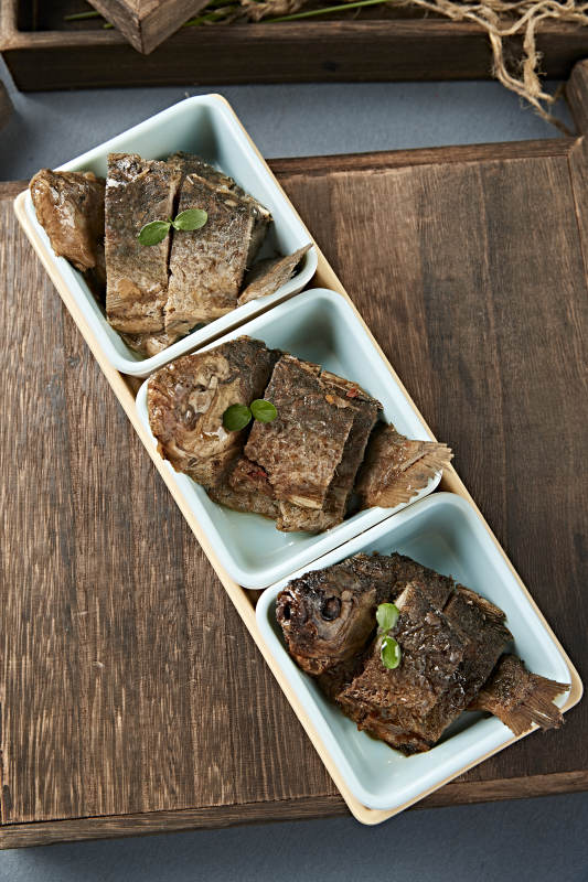 精美凉菜香酥野生高背鲫鱼图片