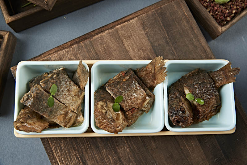 精美凉菜香酥野生高背鲫鱼图片