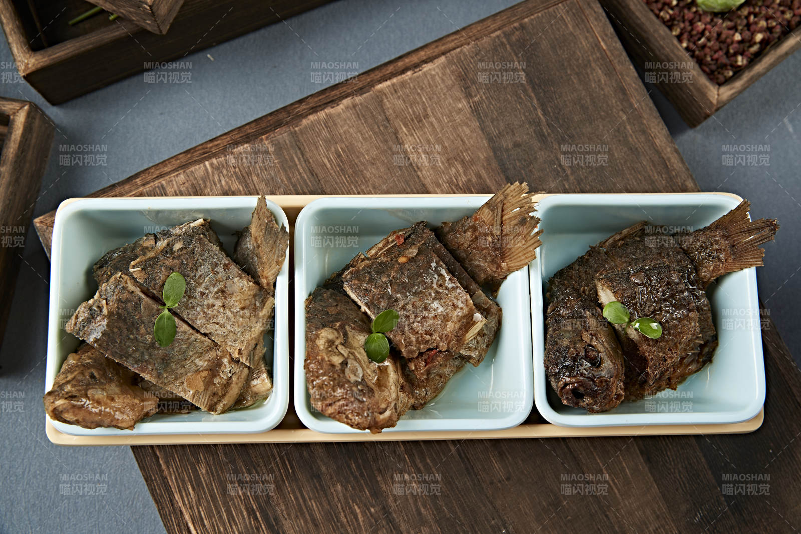 精美凉菜香酥野生高背鲫鱼图片