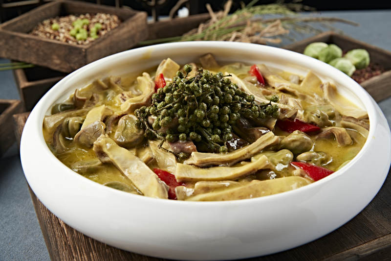 椒麻藤椒蚕豆炖猪肚条图片