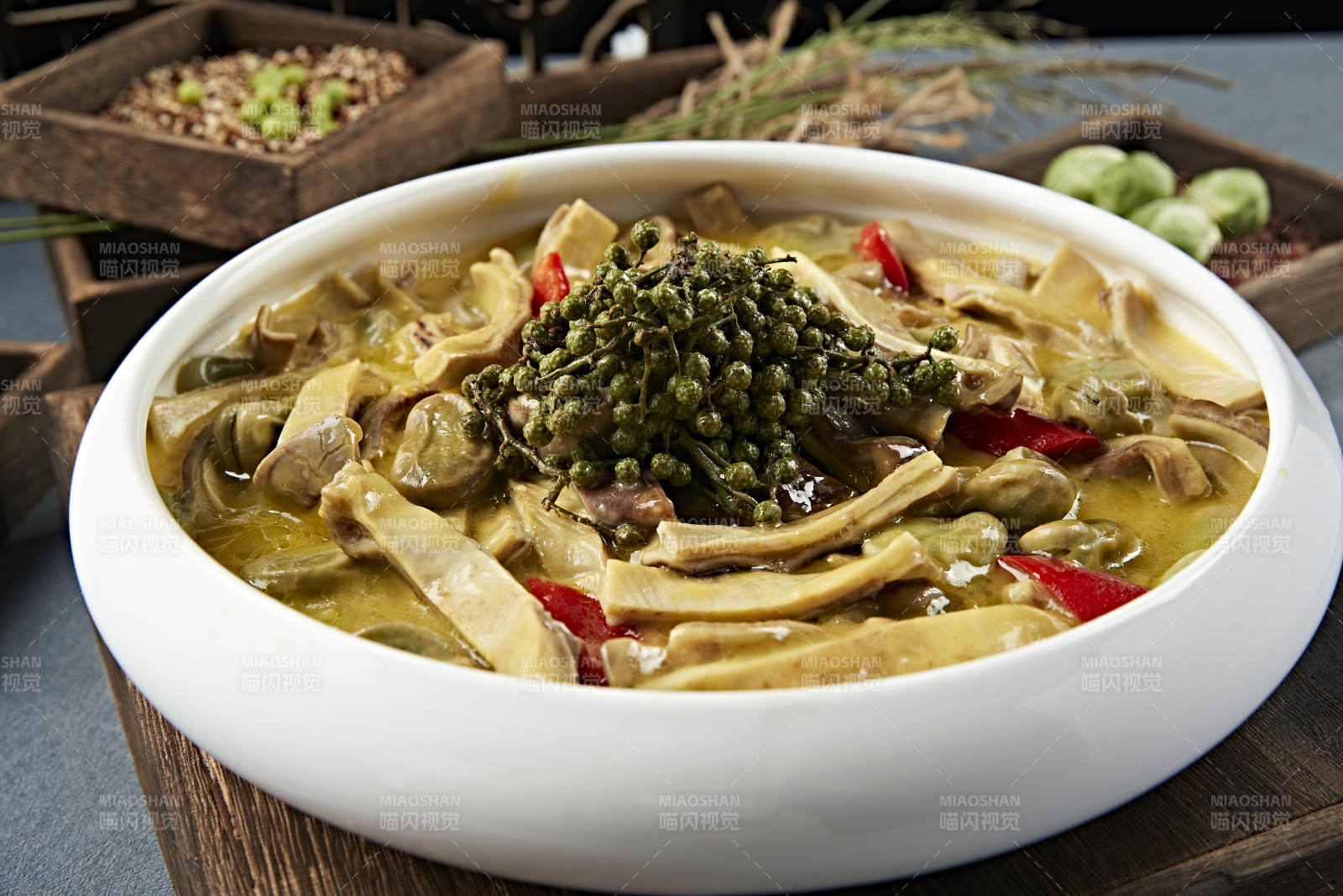 椒麻藤椒蚕豆炖猪肚条图片