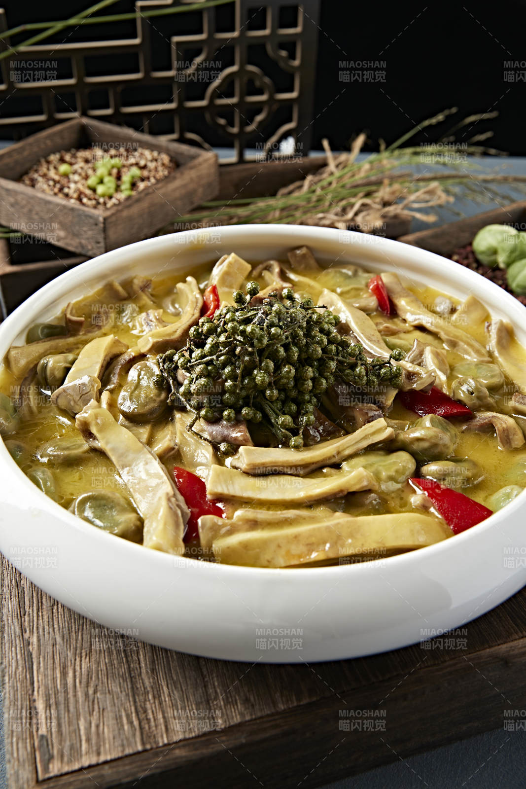 椒麻藤椒蚕豆炖猪肚条图片