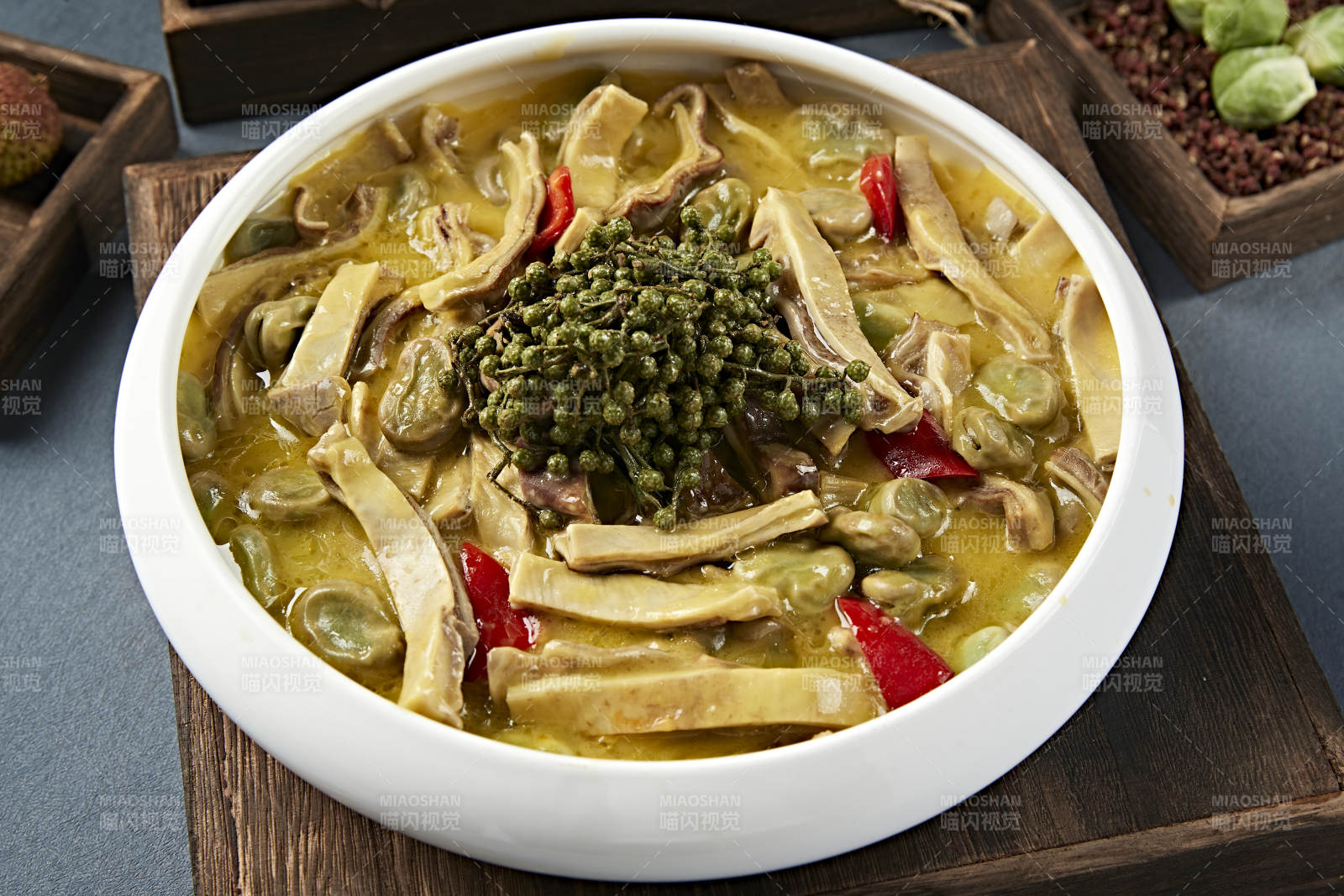 椒麻藤椒蚕豆炖猪肚条图片