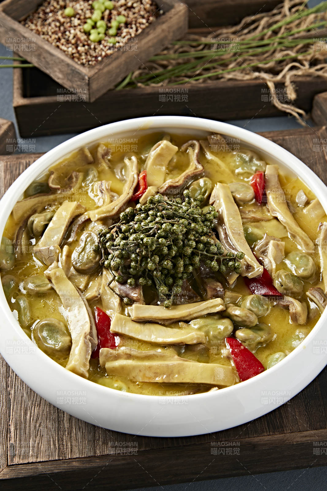 椒麻藤椒蚕豆炖猪肚条图片