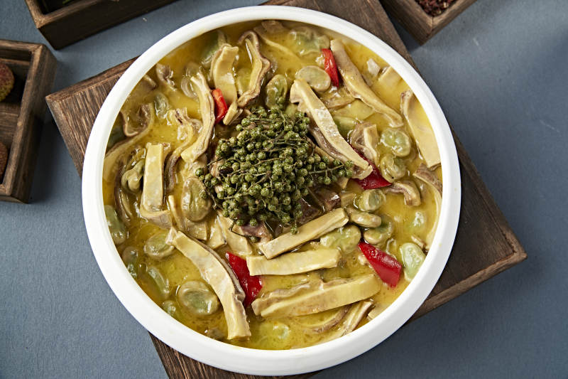 椒麻藤椒蚕豆炖猪肚条图片