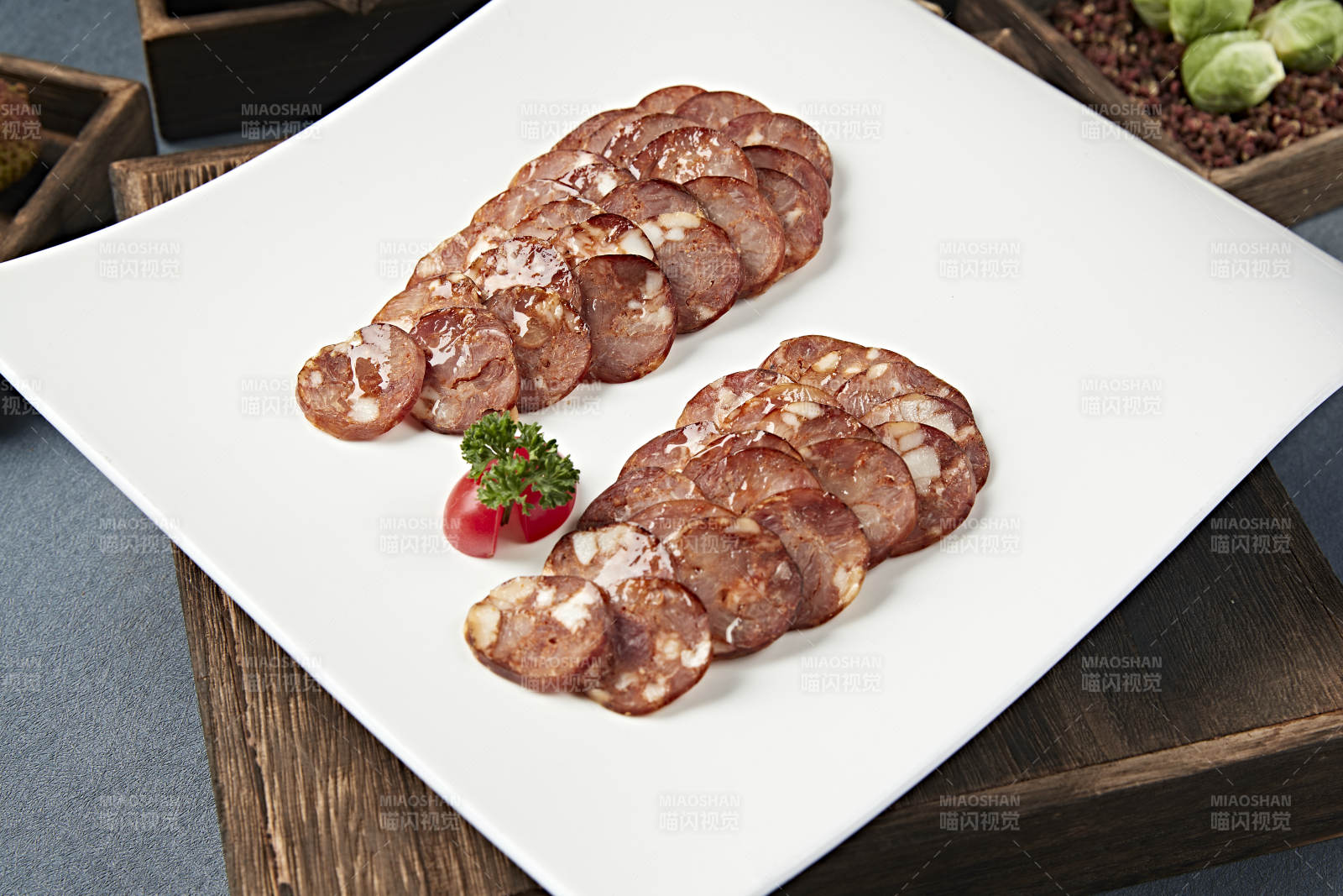 美味凉菜川味烟熏麻辣肠切片图片